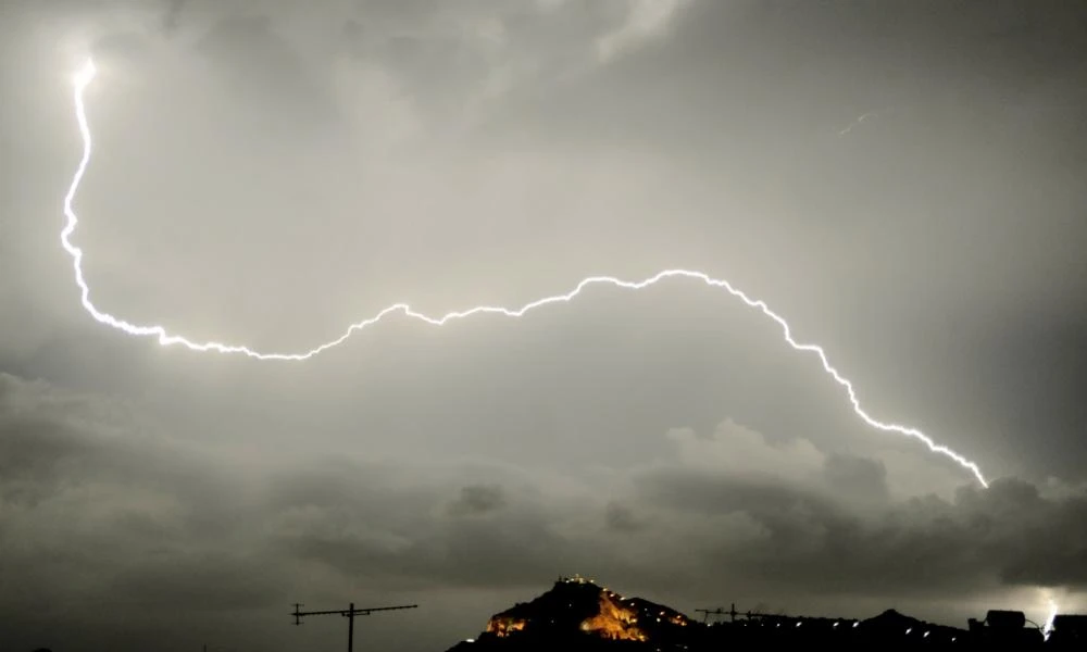 Αγριεύει ο καιρός από σήμερα με καταιγίδες, κεραυνούς και χαλάζι